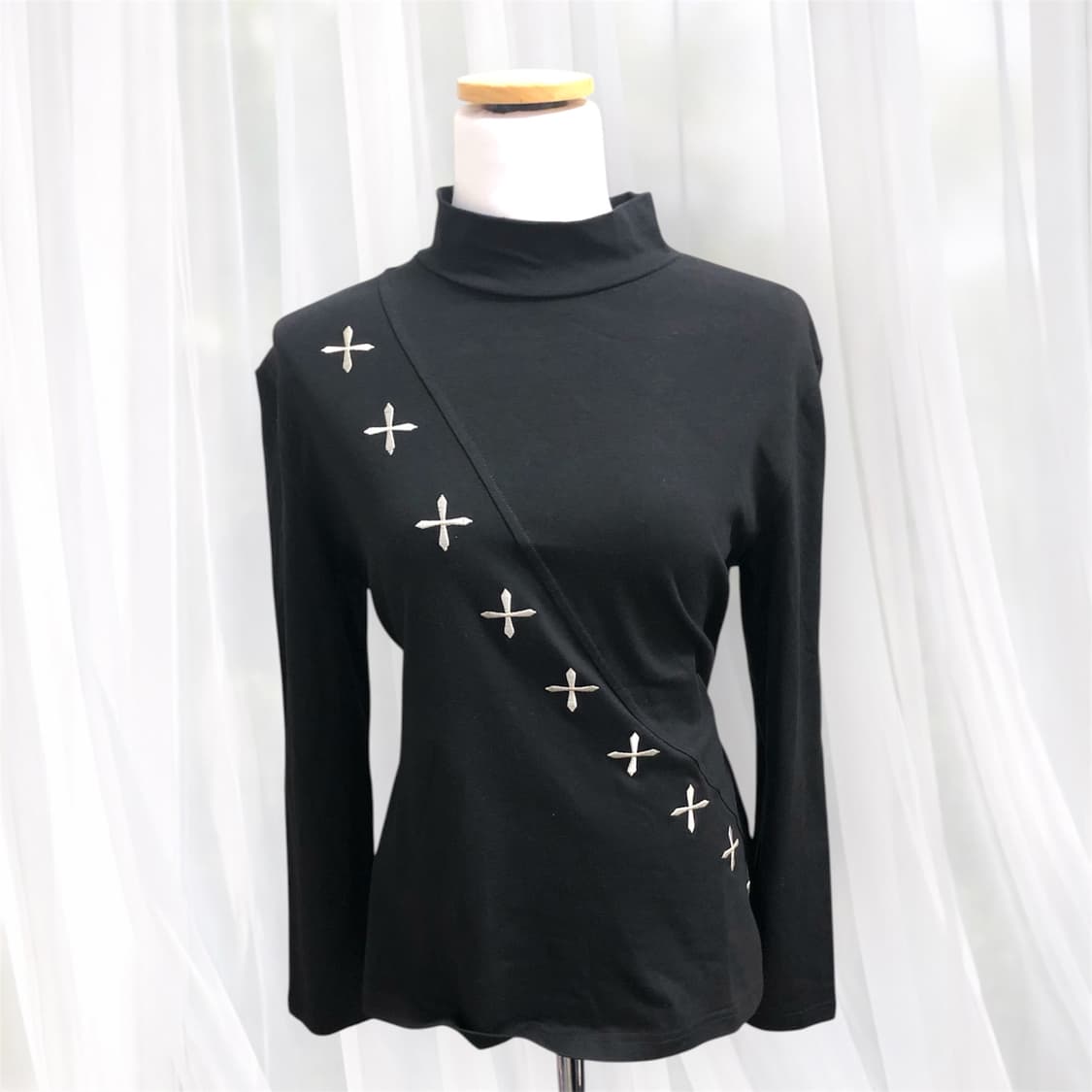 고딕 공겜여주st 십자가 자수 탑 상품이미지1