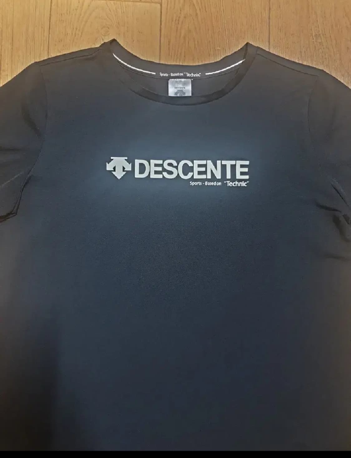 데상트 반팔티 95 사이즈입니다 상품이미지4