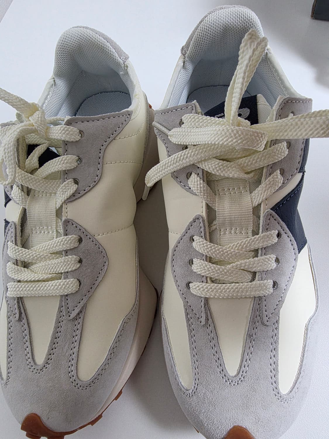뉴발란스 327 아이보리/네이비 컬러 스니커즈 상품이미지3