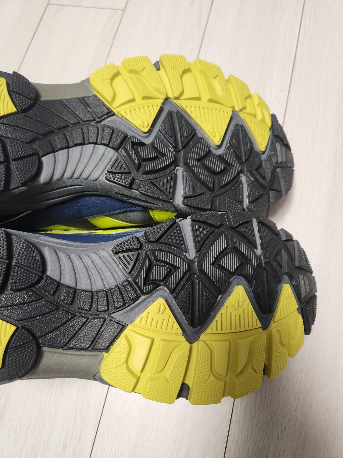 험멜 경량 등산화 트레킹화 사이즈270

사진처럼 바닥 닳음 전혀없이 전 상품이미지7