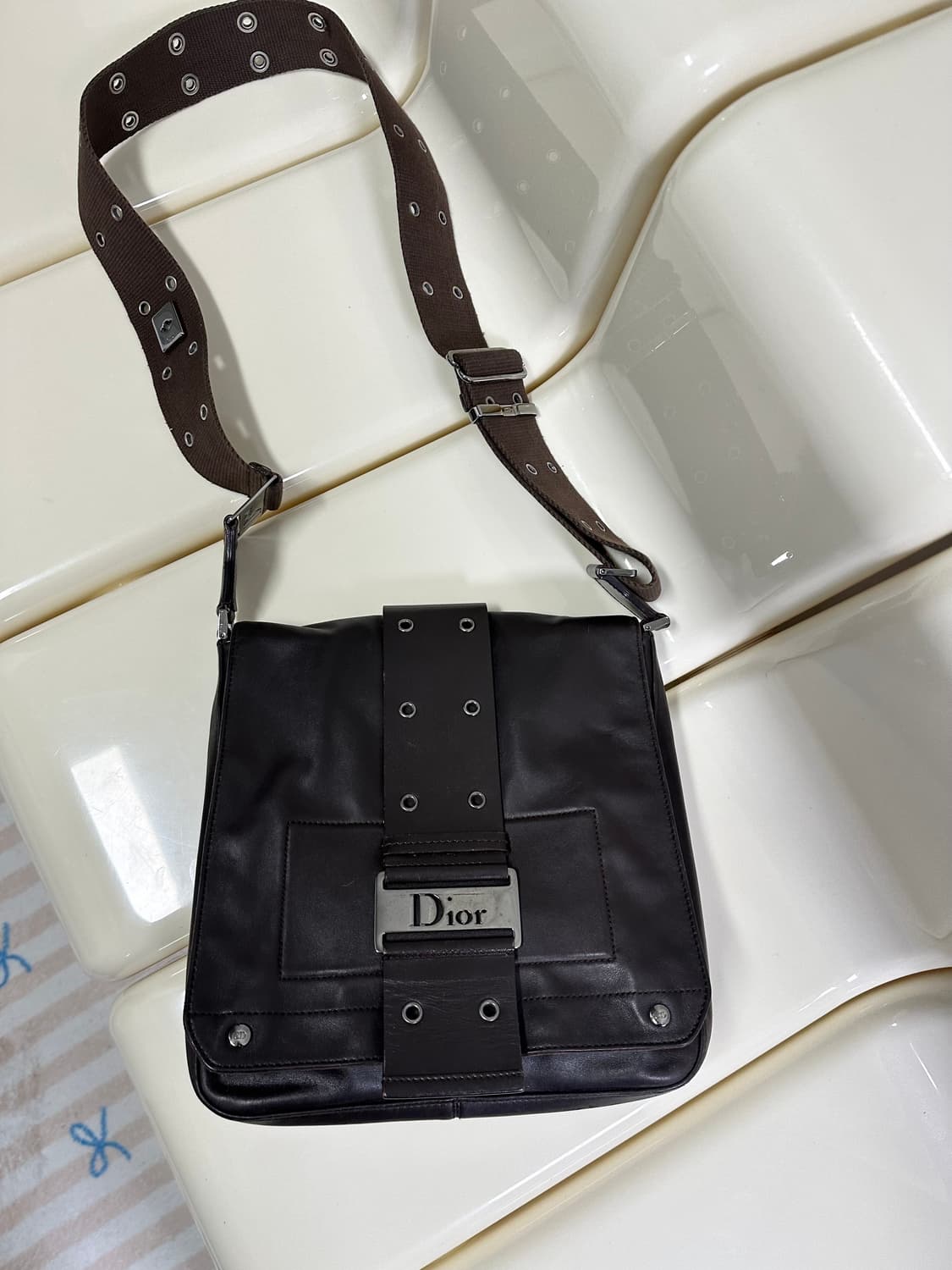 [A 정품] 디올 스트릿 시크 크로스백 상품이미지1