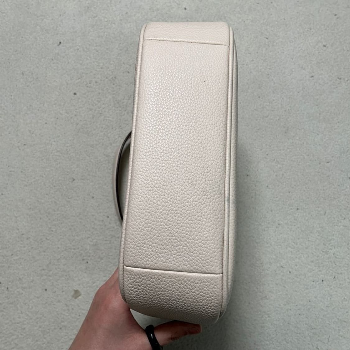 코치 페블레더 테리 호보백 아이보리 상품이미지3