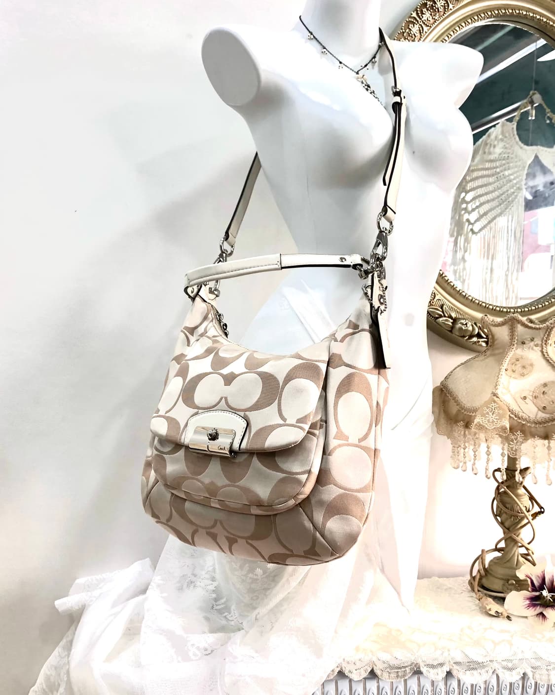 COACH white beige signature hobo bag 상품이미지1