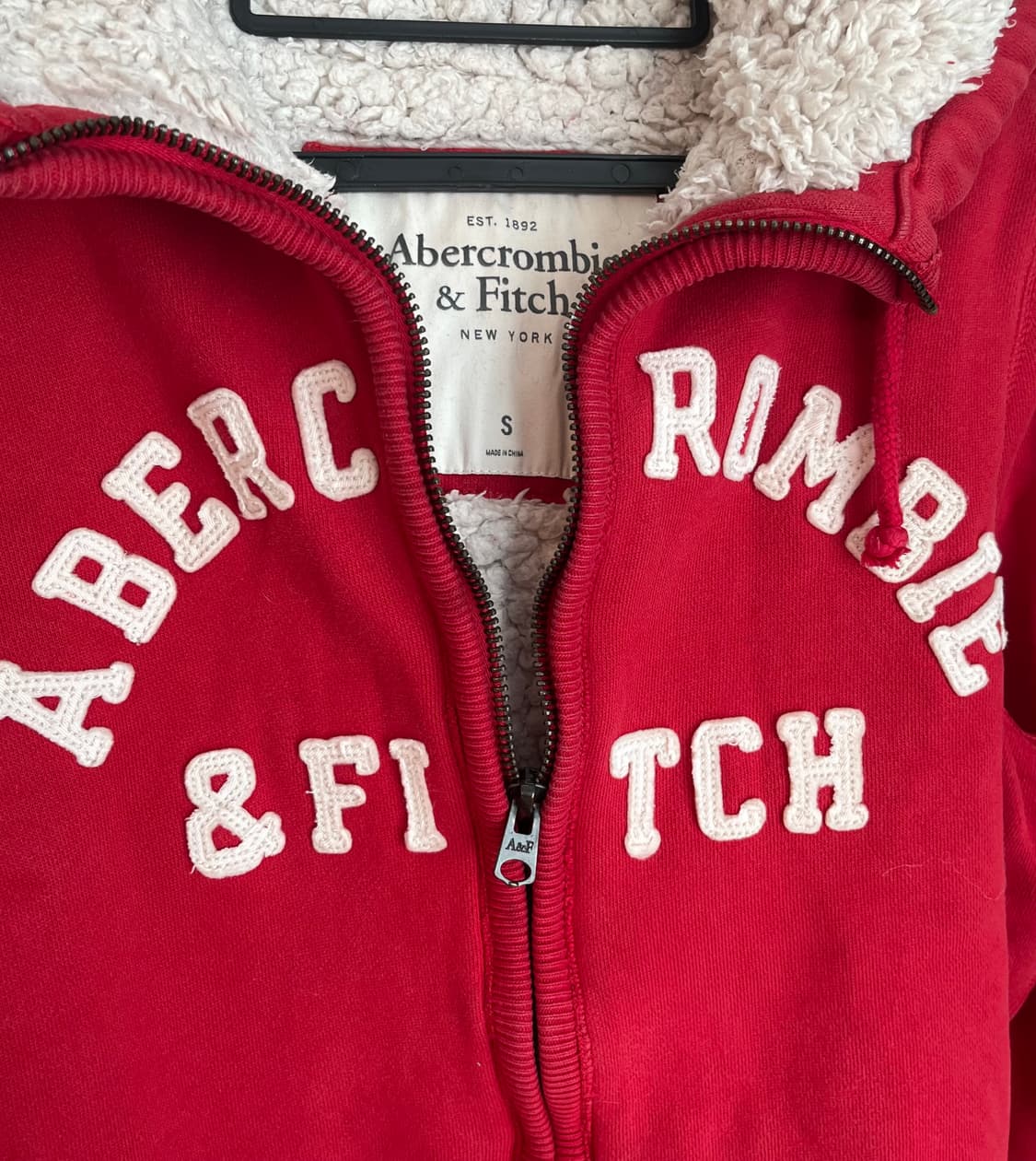 아베크롬비 스펠로고 퍼 후드집업 레드 [S]  상품이미지4