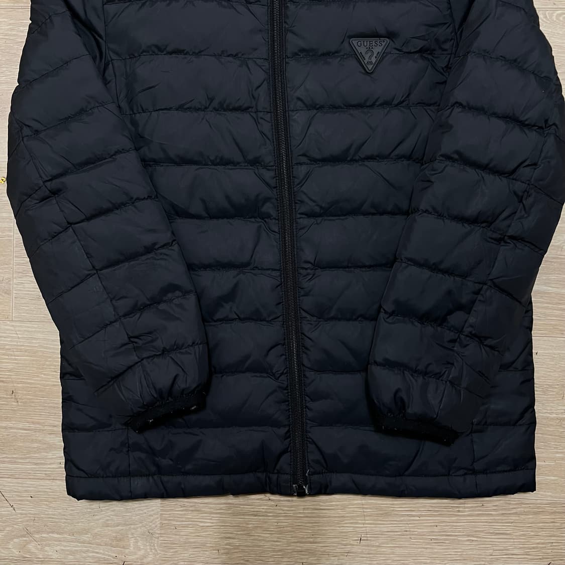 게스 키즈 구스다운 와펜 스탠드넥 경량패딩 점퍼 [블랙] 130 상품이미지3