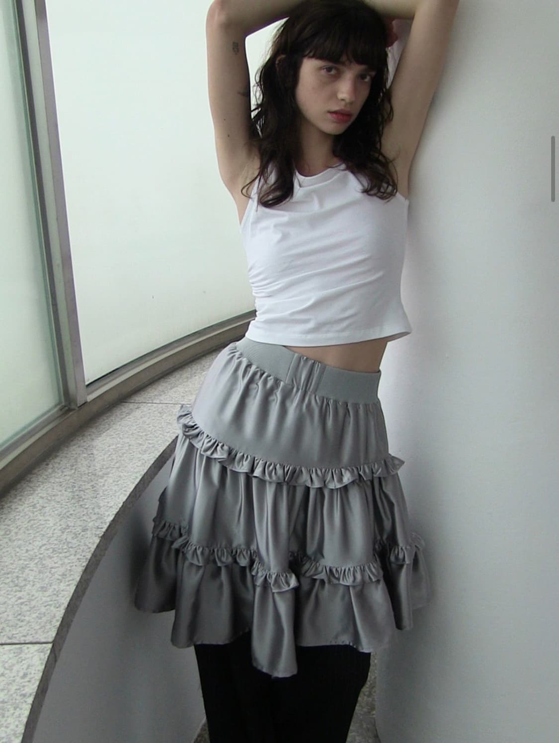 밀로 우먼 러플 사틴 미디 스커트 그레이  상품이미지2
