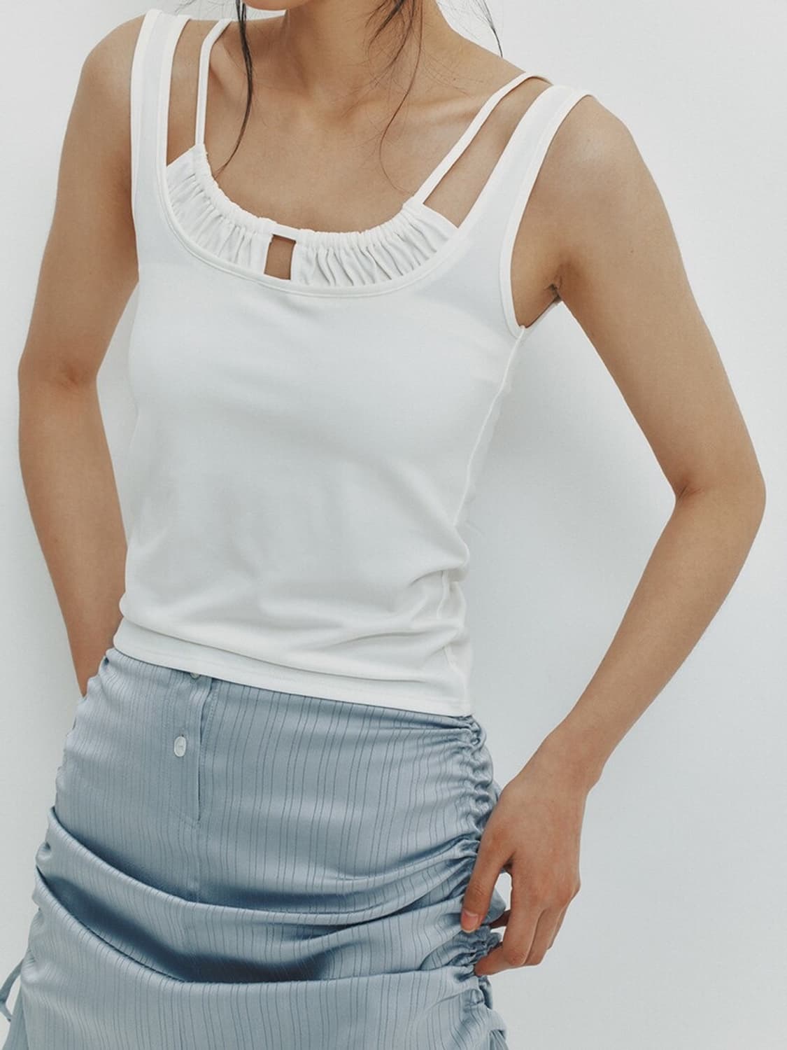 민더리 셔링 레이어드 슬리브리스 화이트 (키오프 벨 착용)SHIRRING 상품이미지3