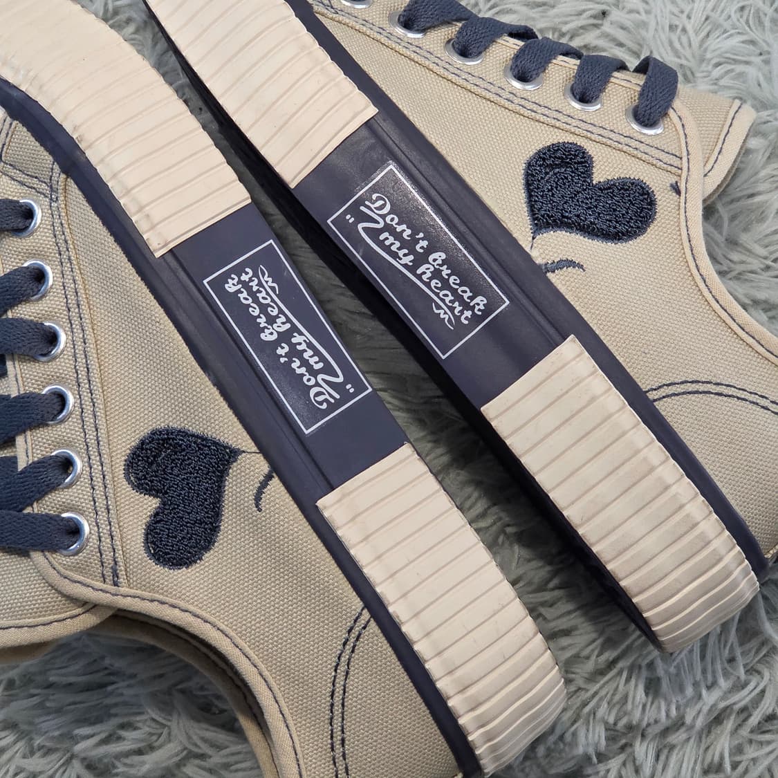 1a-4:디디앤오오 하트 자수 베이지 캔버스 스니커즈225 mm 상품이미지8