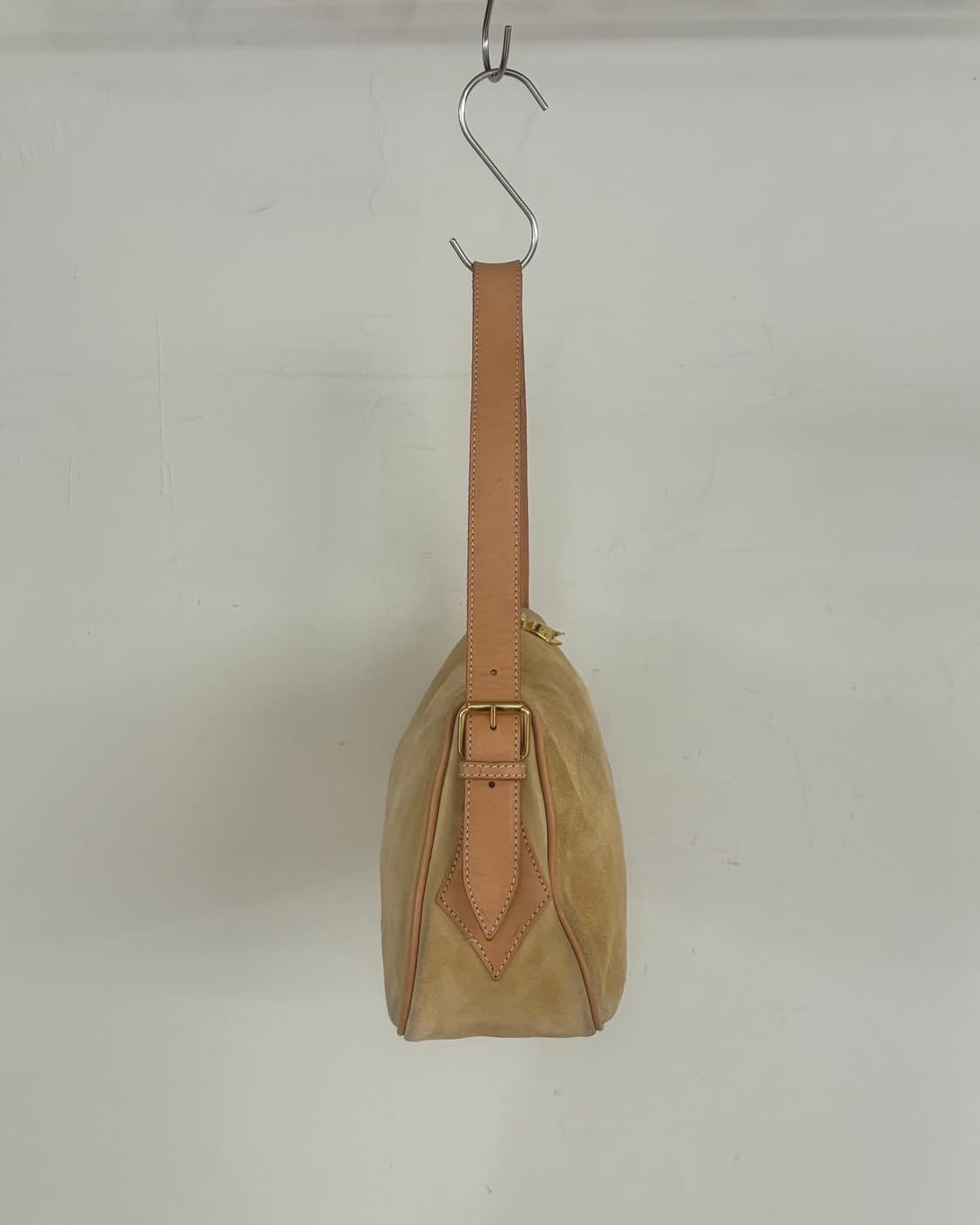 비비안 웨스트우드 베이지 스웨이드 숄더백 상품이미지5