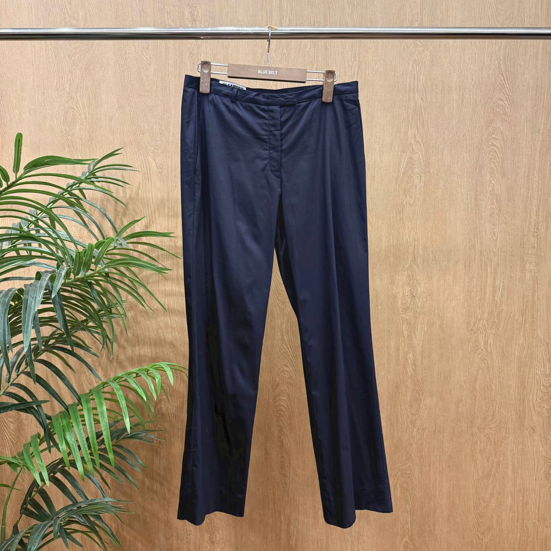 질샌더 슬랙스 히든 클로징 미니멀 디자인 후면 포켓 디테일 네이비 상품이미지1