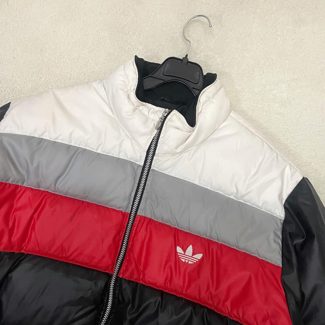 아디다스 블랙 레드 그레이 숏패딩 상품이미지1