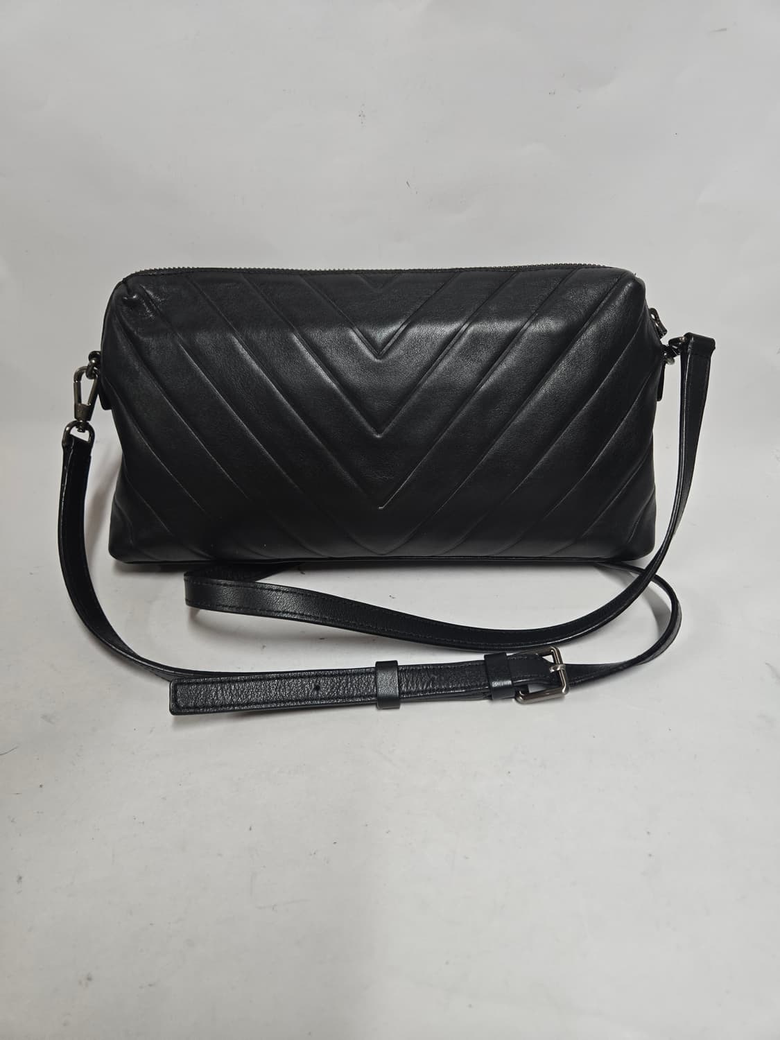 루즈 앤 라운지 블랙 레더 퀼팅 크로스백 상품이미지2