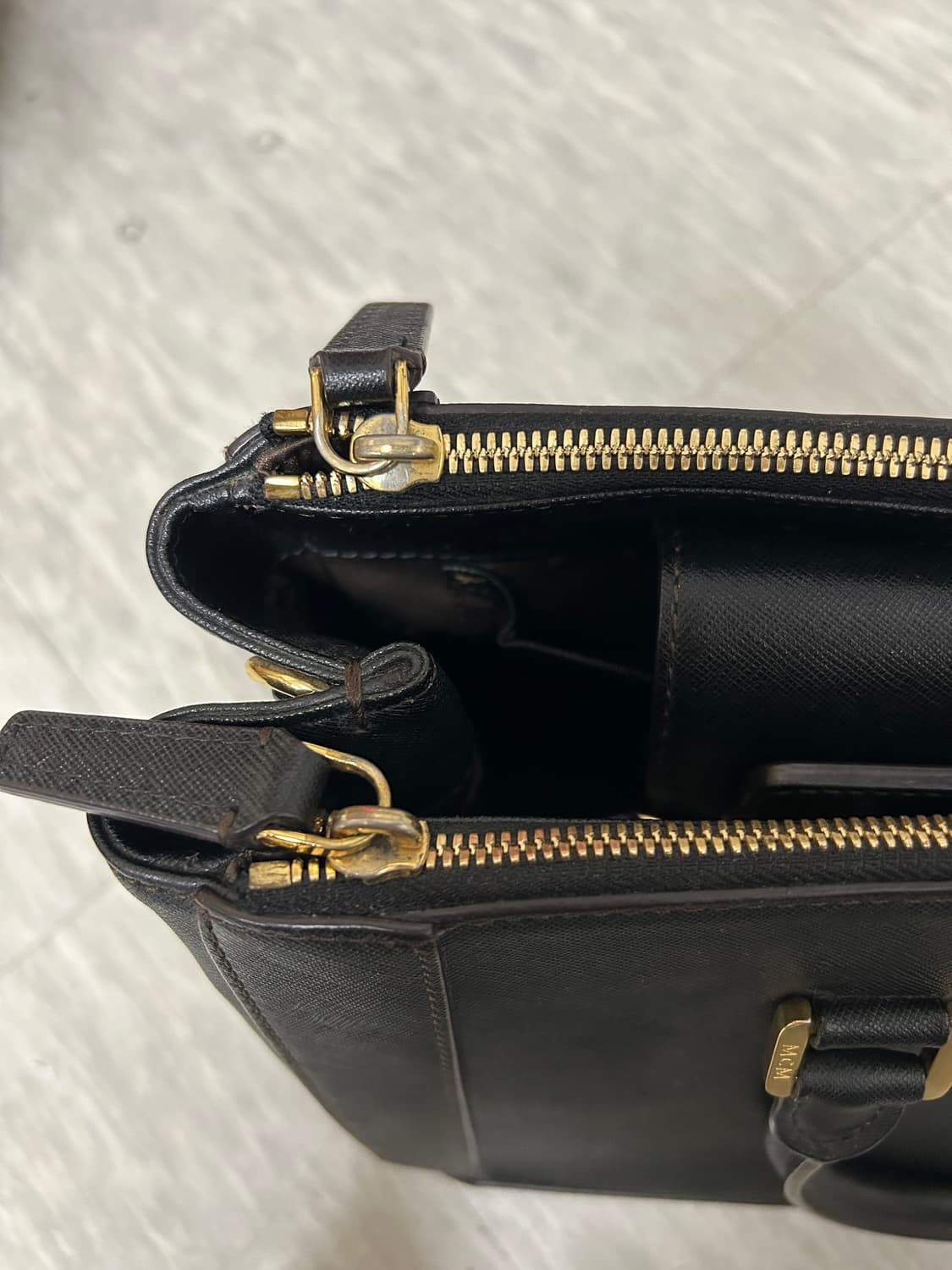 MCM 블랙 사피아노 레더 토트백 상품이미지6