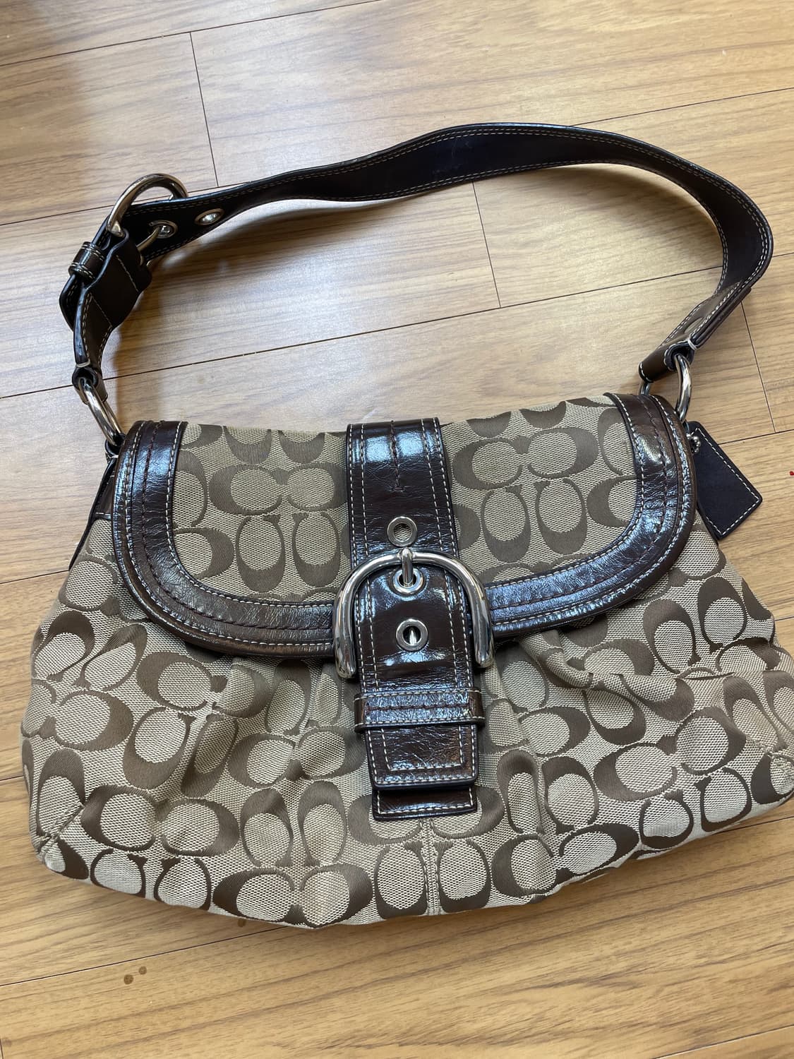 코치 시그니처 숄더백 판매합니다. 브라운 색상에 코치 시그니처 패턴이 고 상품이미지1