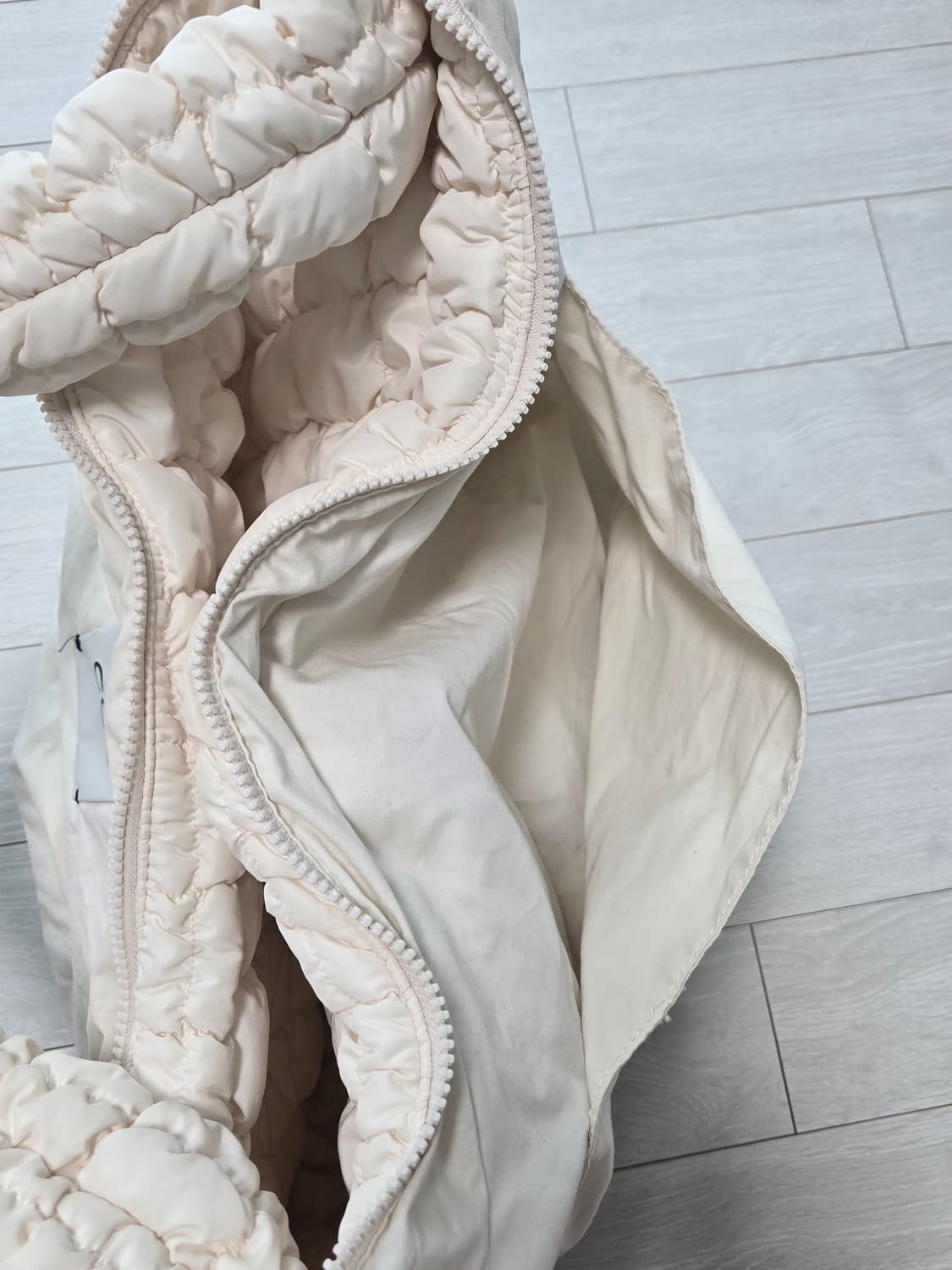 코스 오버사이즈 퀄티드 크로스바디 백 (라이트 베이지) 상품이미지9