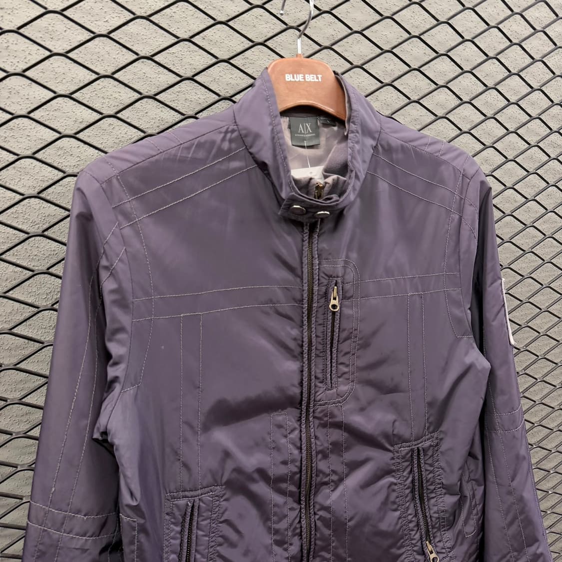 아르마니 익스체인지 가먼트다잉 유틸리티 자켓 버티컬 스티치 암패치 디테일 상품이미지4