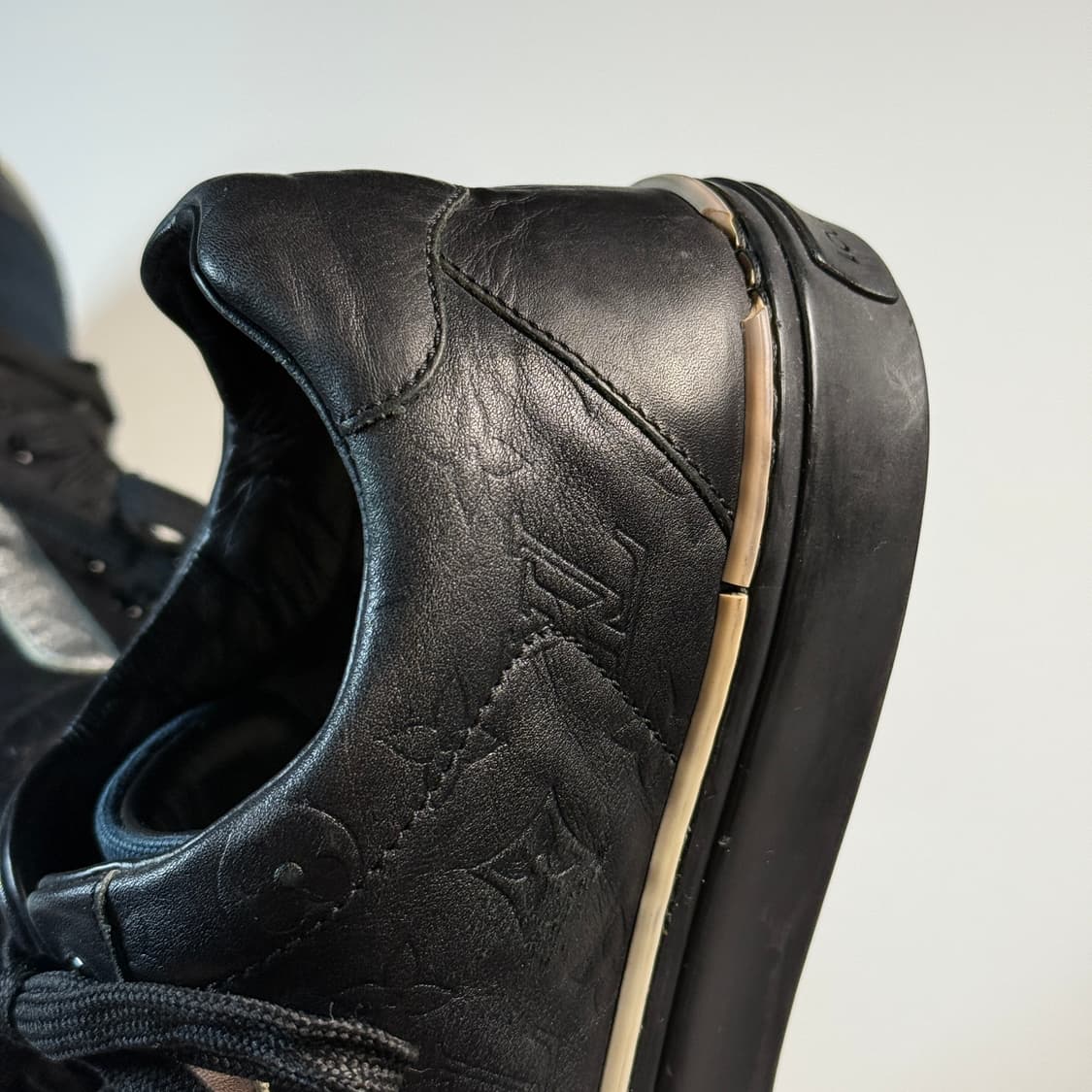 루이비통 블랙 모노그램 스니커즈 250 상품이미지2