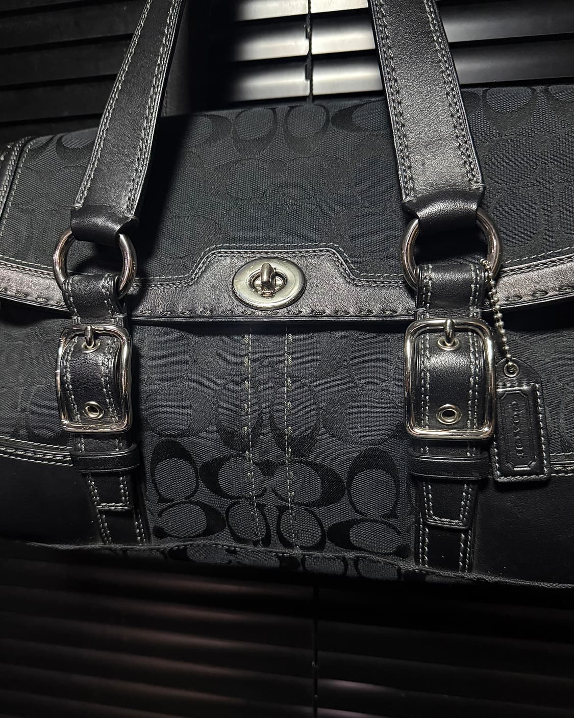 코치 시그니처 로고 패턴 블랙 가죽 버클 숄더백 고스 펑크 갸루 락시크 상품이미지3