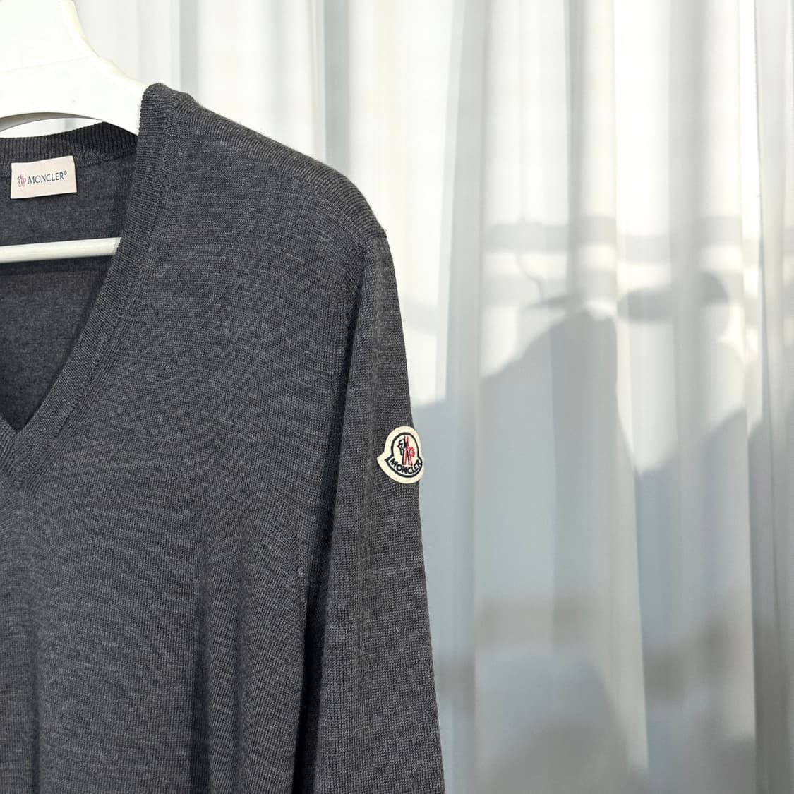A+ / M (100) 몽클레어 브이넥 와펜 패치 니트 그레이 상품이미지5