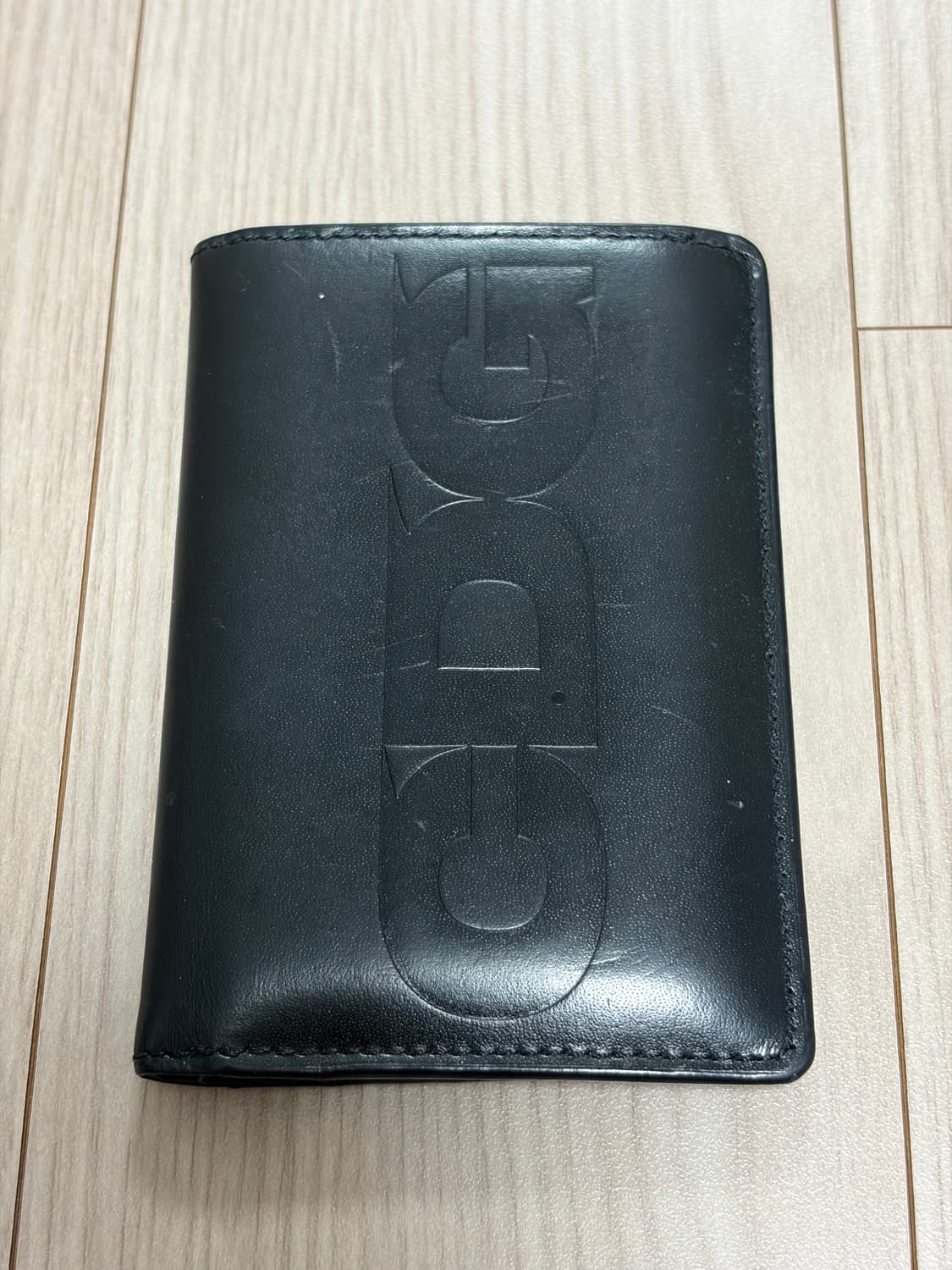 CDG 엠보스 로고 지갑 블랙 상품이미지1