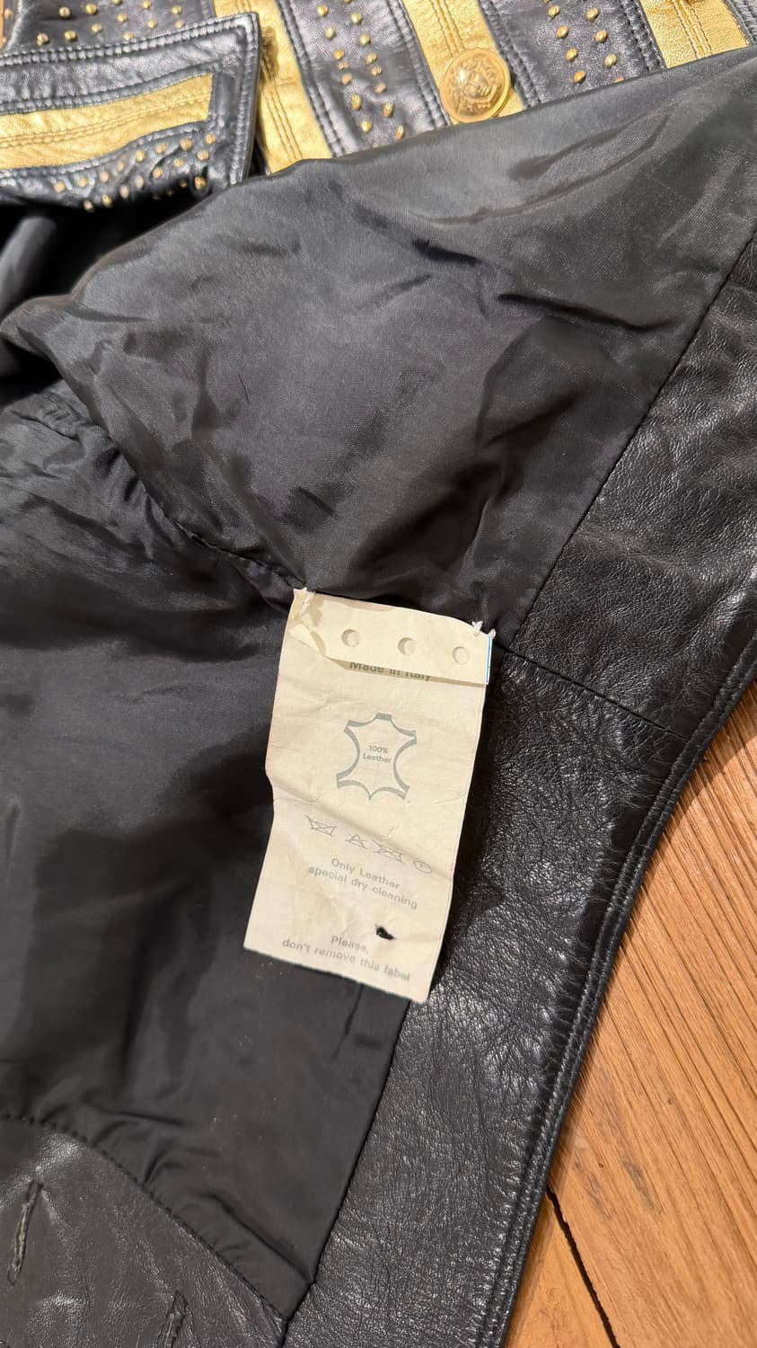 지아니 베르사체 블랙 SS92 스터드 장식 골드 메탈릭 크롭 자켓 상품이미지9