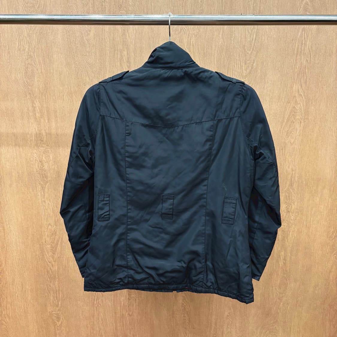 바버 하이넥 자켓 멀티 포켓 로고 자수 패치 슬리브 지퍼 디테일 블랙 상품이미지3