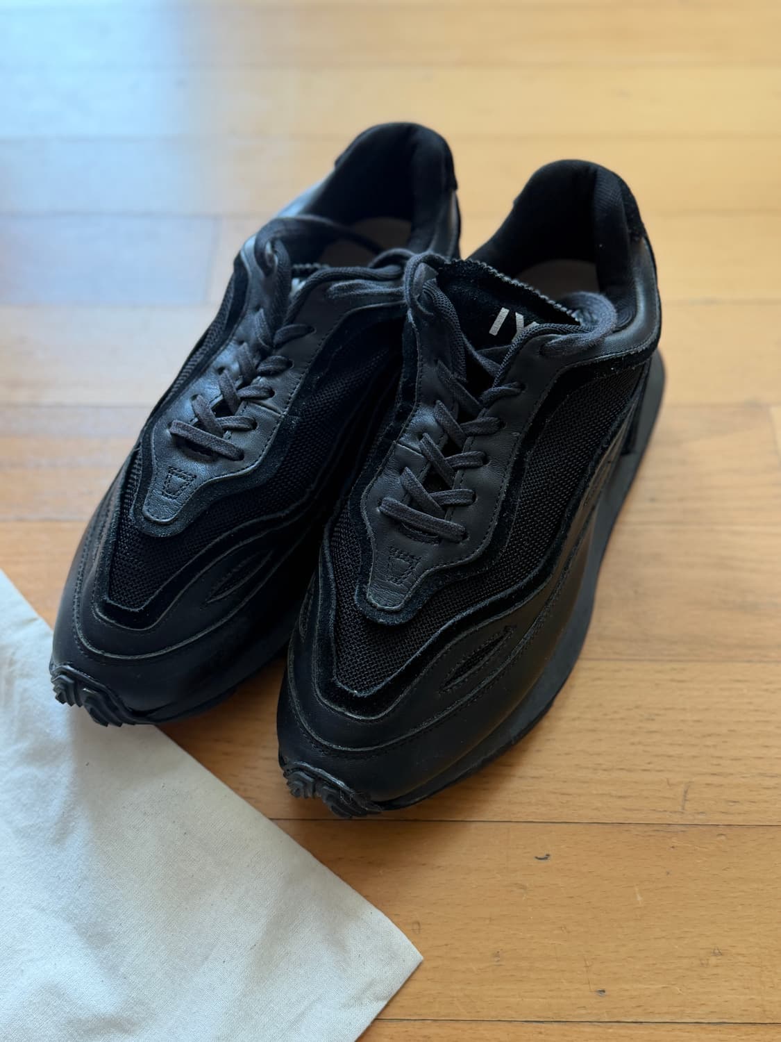 IYSO 올블랙 스니커즈 상품이미지1