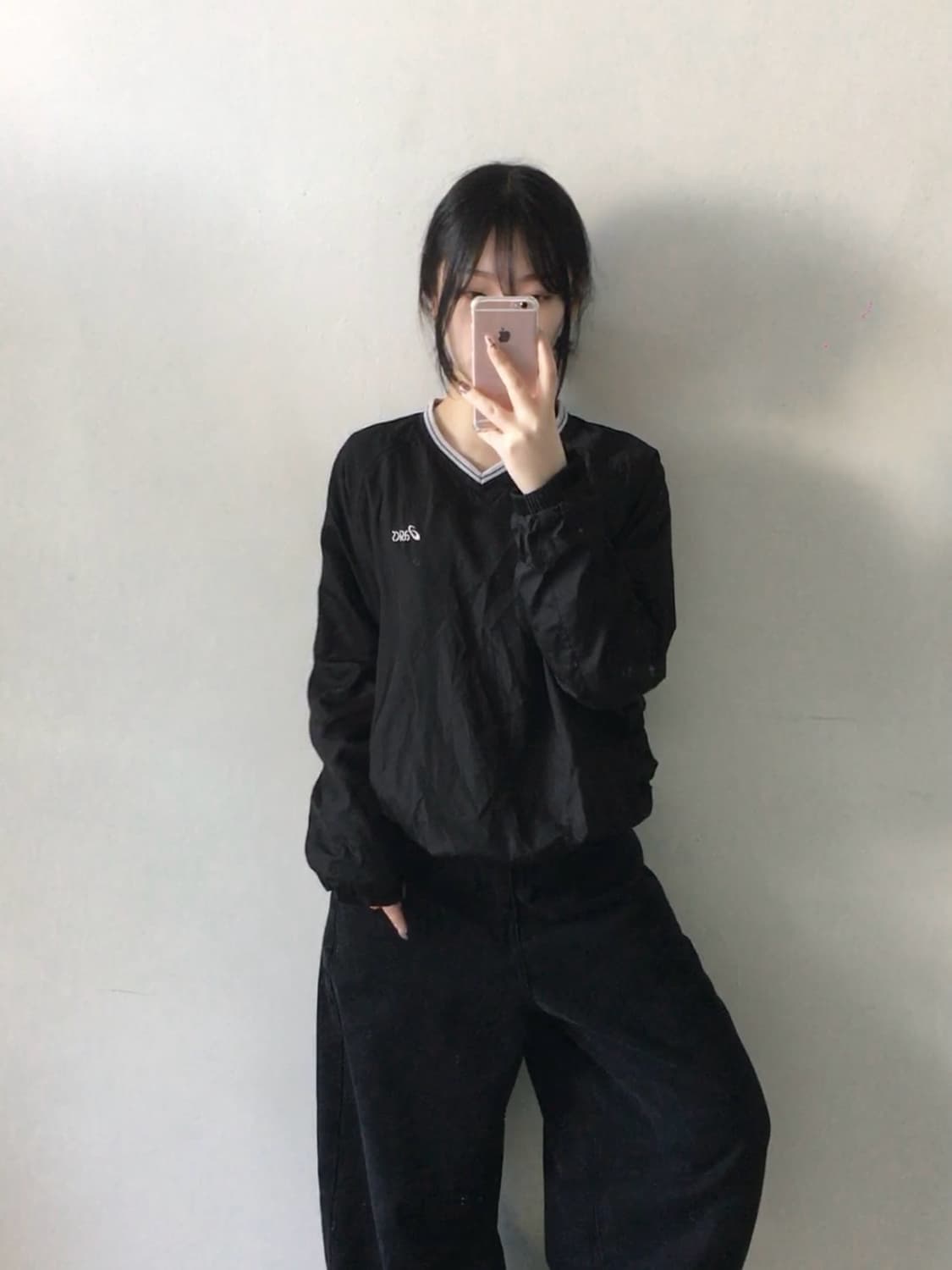 아식스 로고 브이넥 웜업 상품이미지1