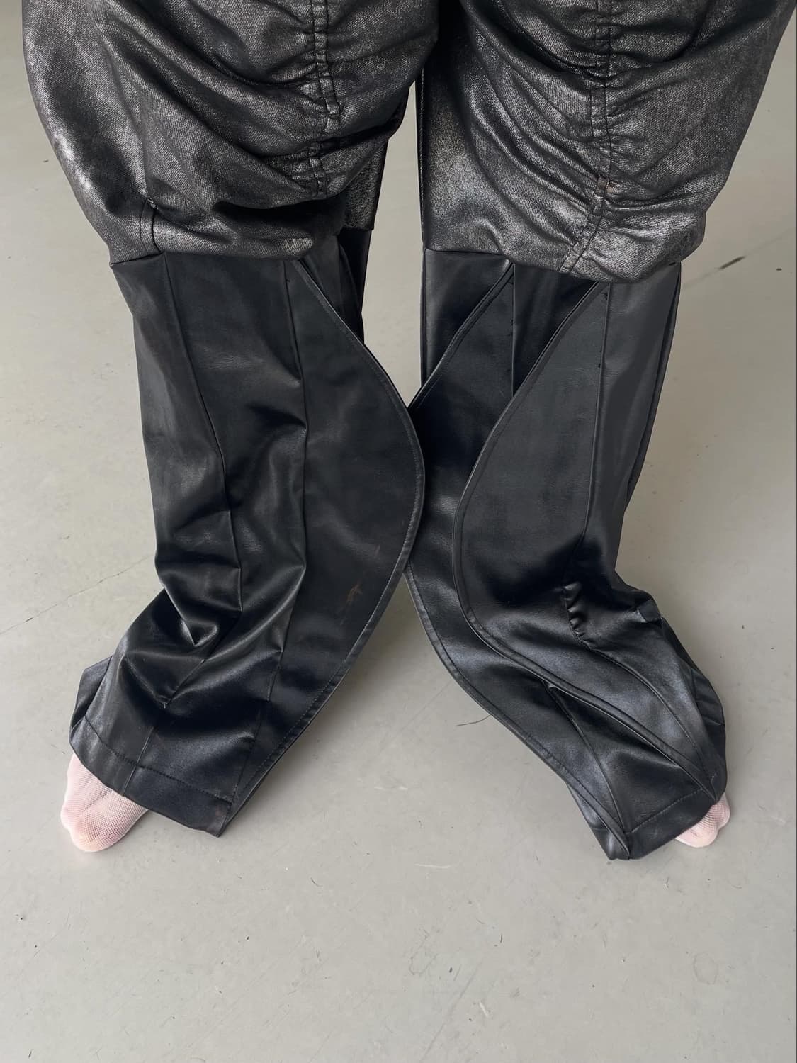 Glossy balloon leather long pants 상품이미지2
