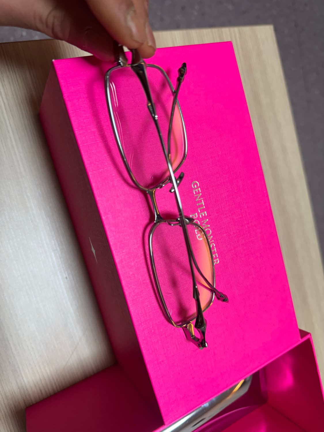 젠틀몬스터 아토믹02 판매합니다 상품이미지5