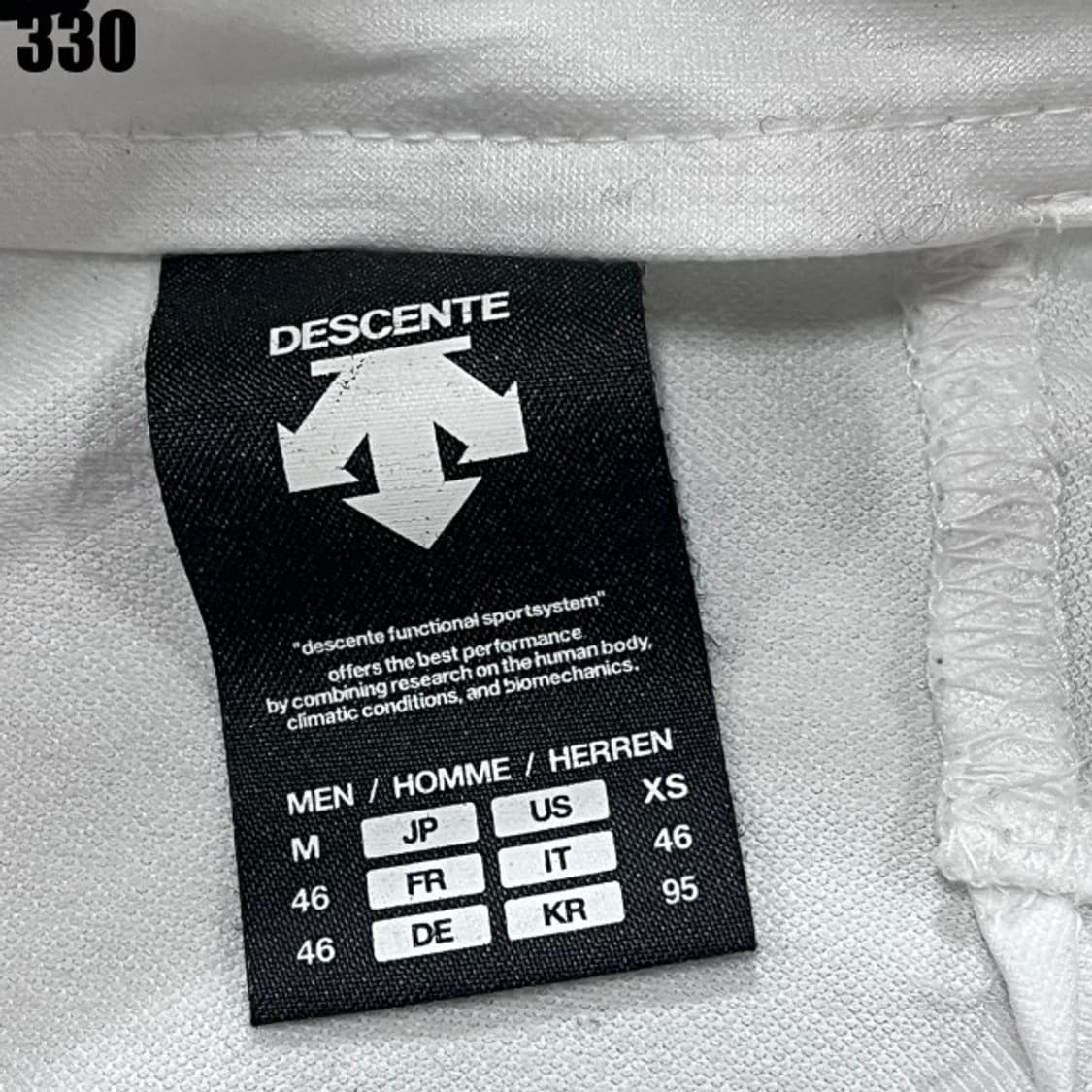 데상트 화이트 바람막이  상품이미지2