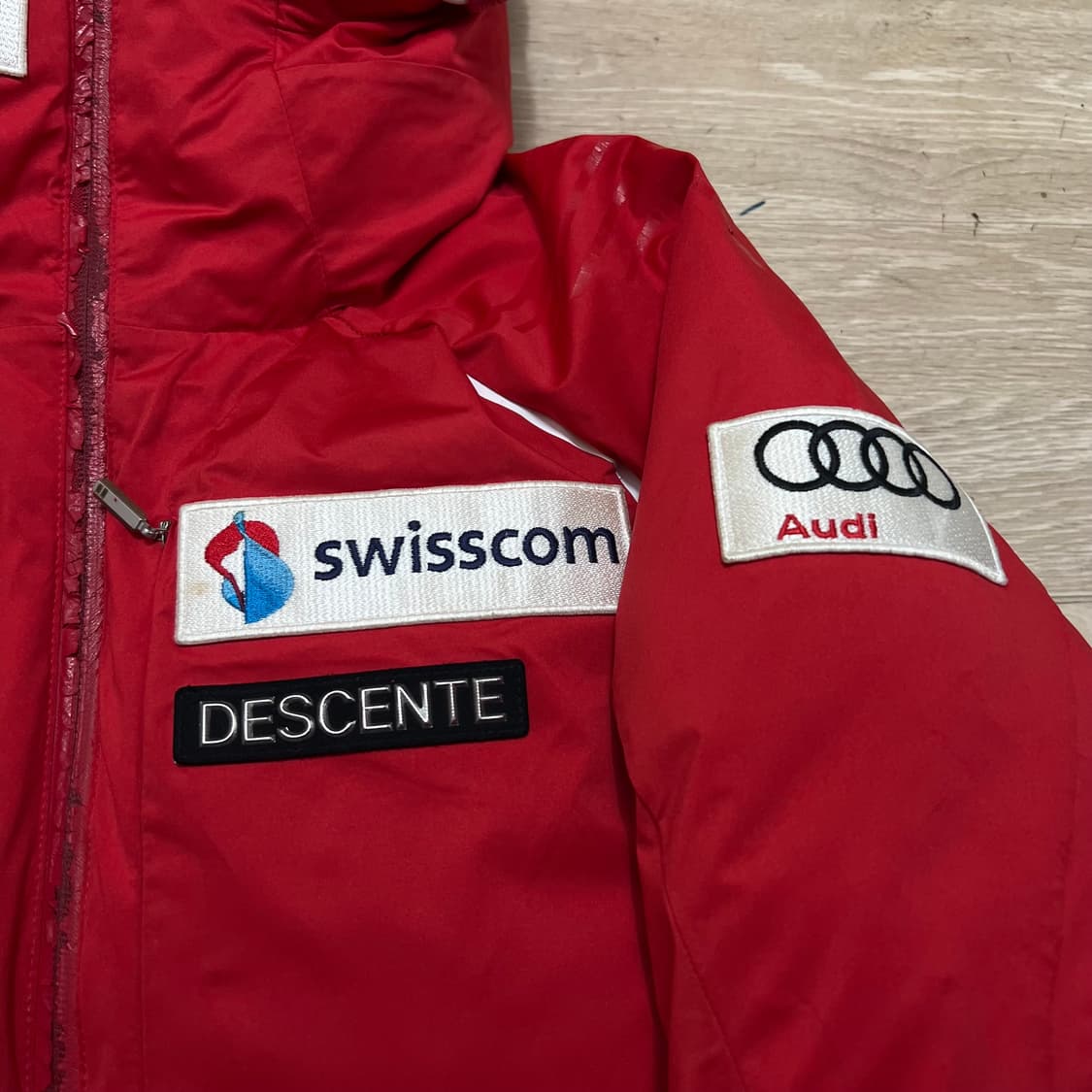 데상트 아우디 덕다운 스위스팀 후드 패딩 점퍼 [레드] S/90 상품이미지4