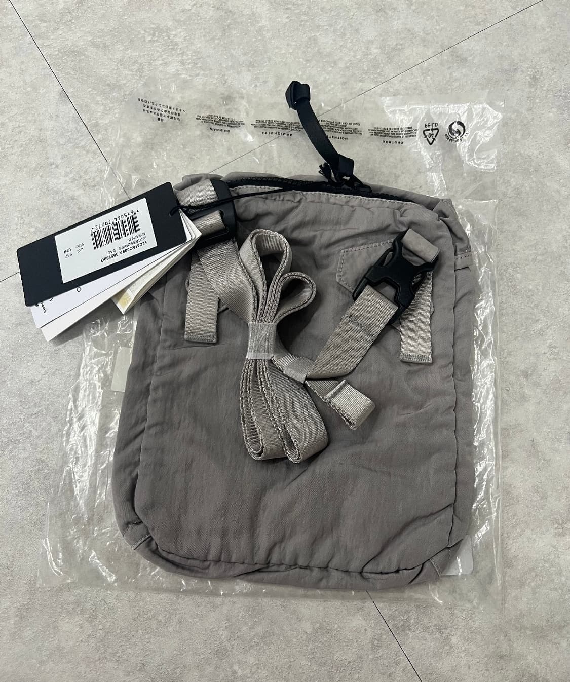 Cp컴퍼니 나일론 크로스백 렌즈 그레이 새상품 상품이미지3