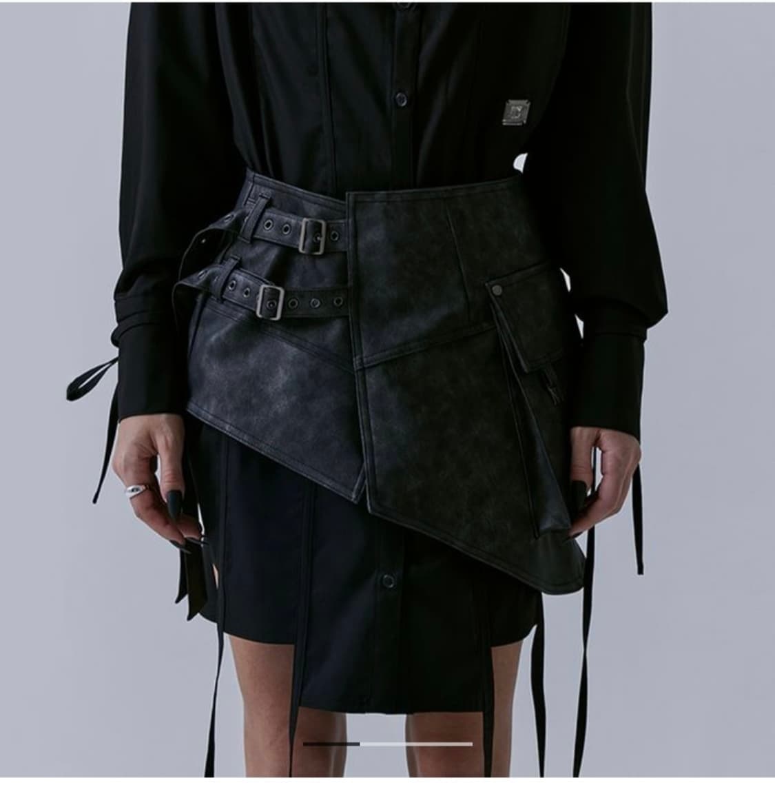 트리밍버드 레더 스트랩 벨트 디테일 레이어드 랩 스커트 다크 그레이 상품이미지1