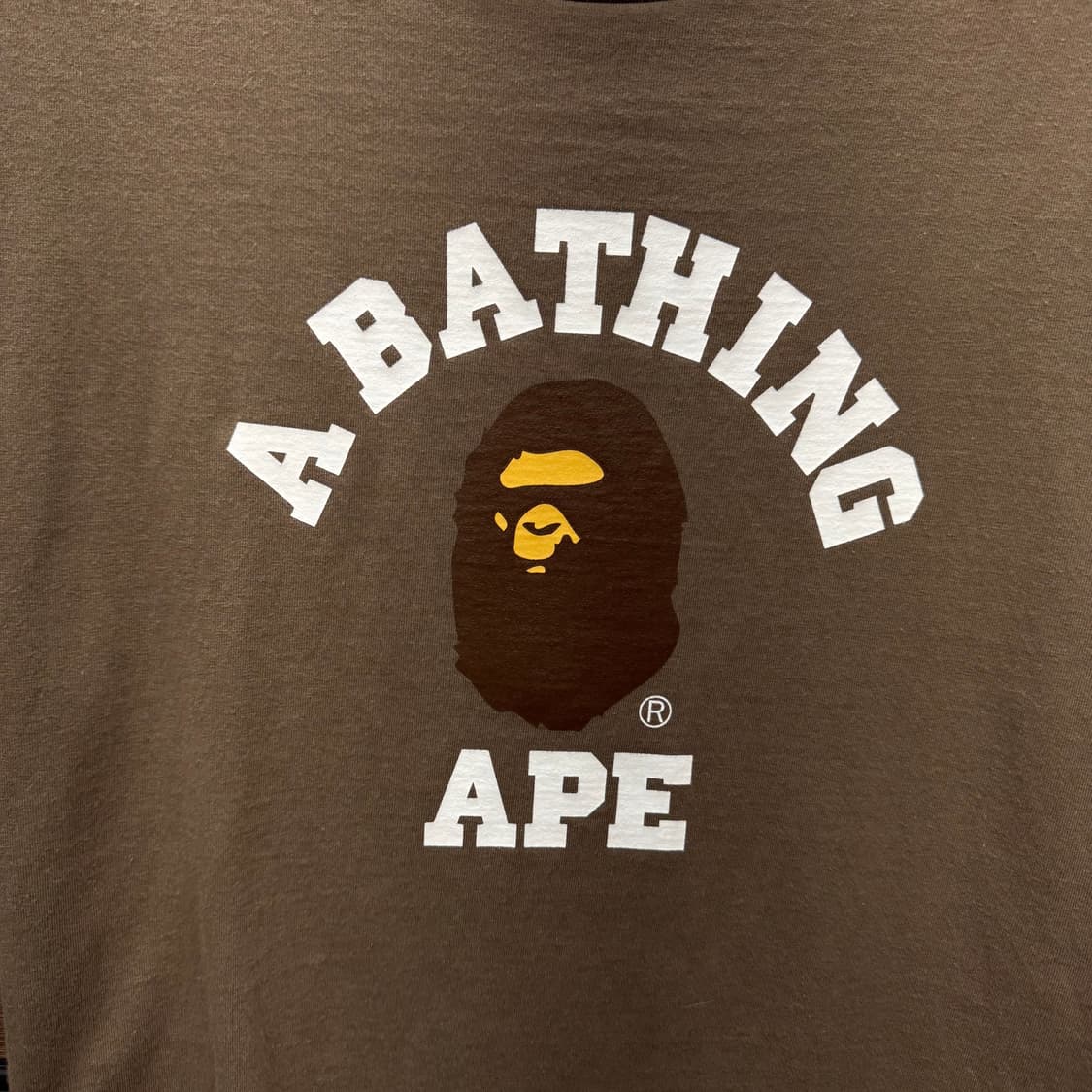 베이프 반팔 티셔츠 전면 클래식 고릴라 로고 디테일 카키베이지 상품이미지5