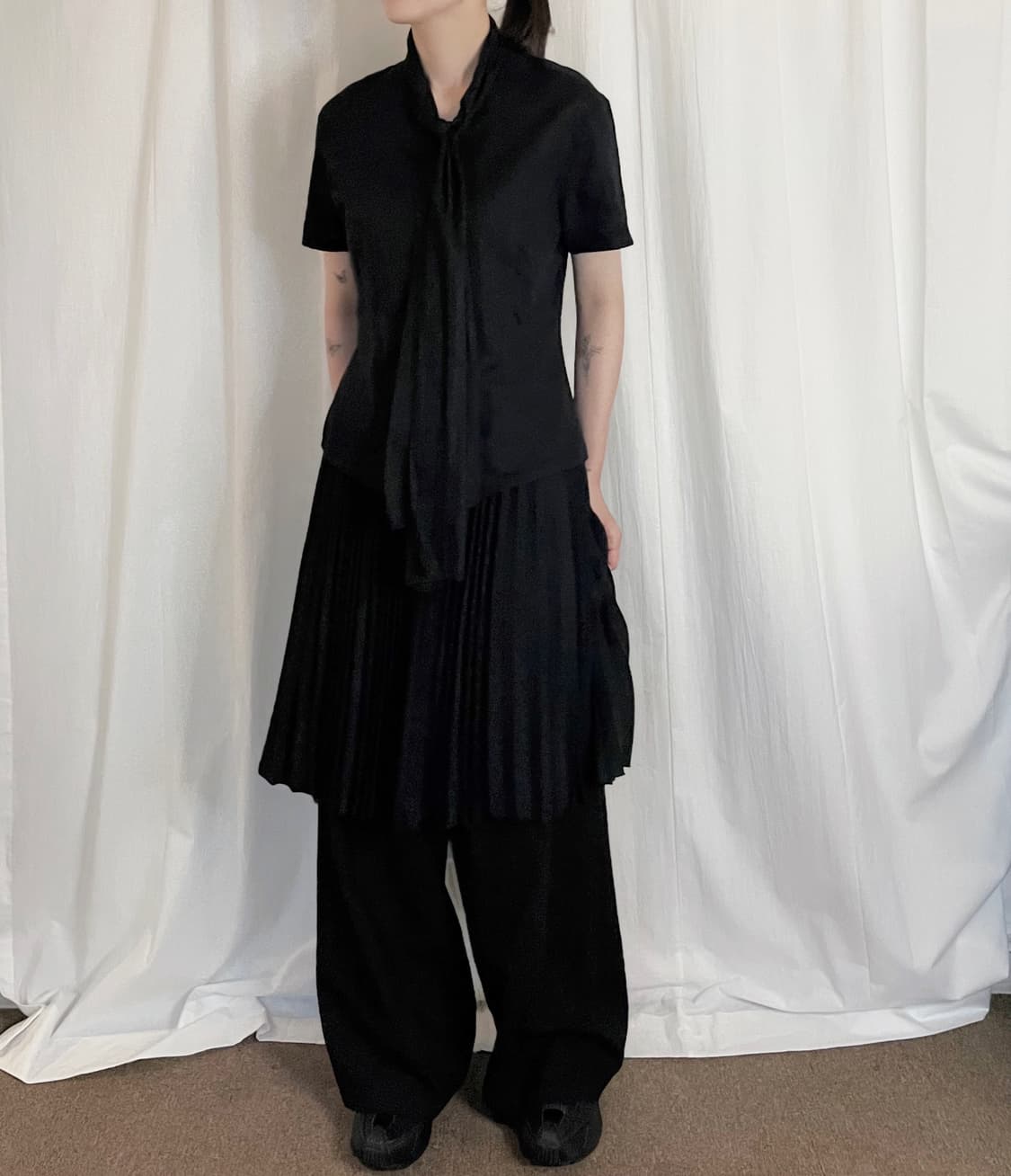 Scarf Tie Fitted Blouse - Black 상품이미지1