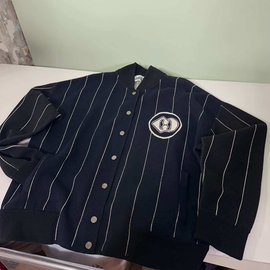 우먼OS 럭키슈에뜨 다크네이비 백로고 울 바시티자켓 상품이미지3