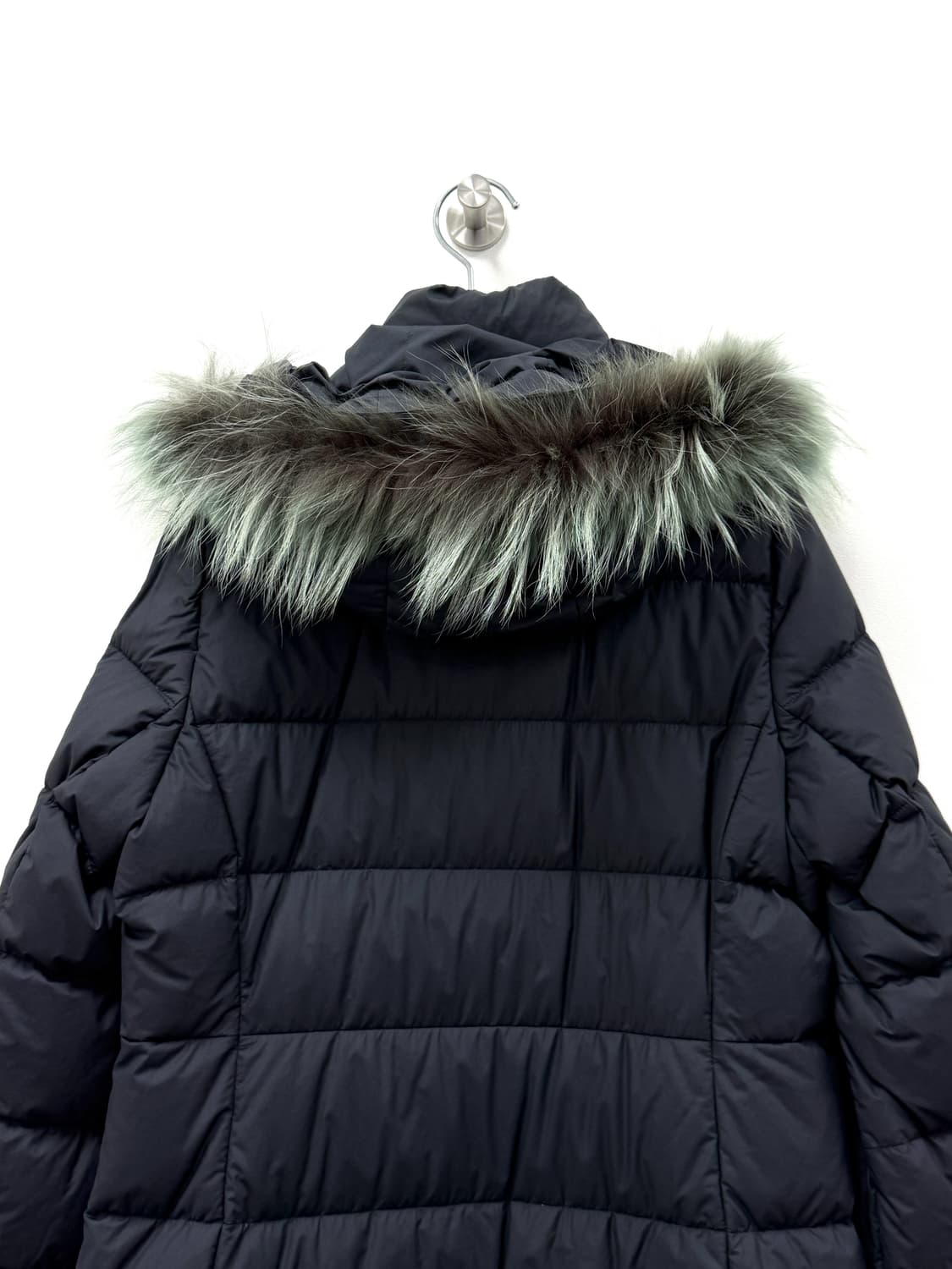 띠어리 라쿤 퍼 트리밍 스트레치 다운 코트 상품이미지5