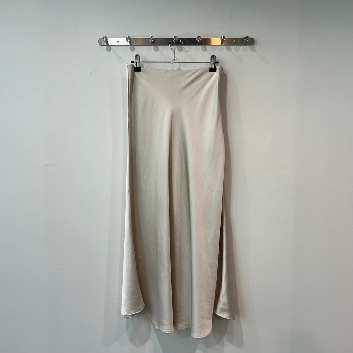 아이보리 새틴 롱 스커트 상품이미지3