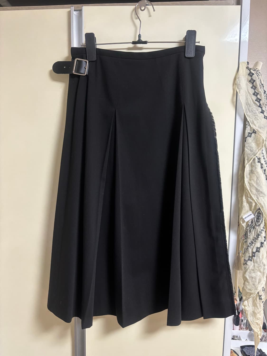 할로미늄 버클 플리츠 스커트 블랙 상품이미지2