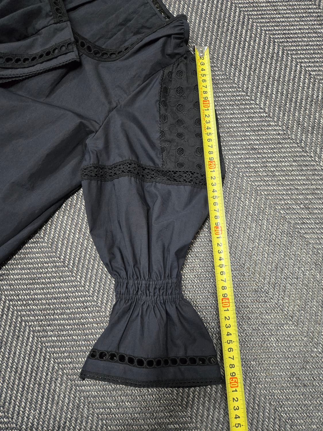 한섬 타임 TIME 블랙 레이스 펀칭 블라우스 상품이미지8