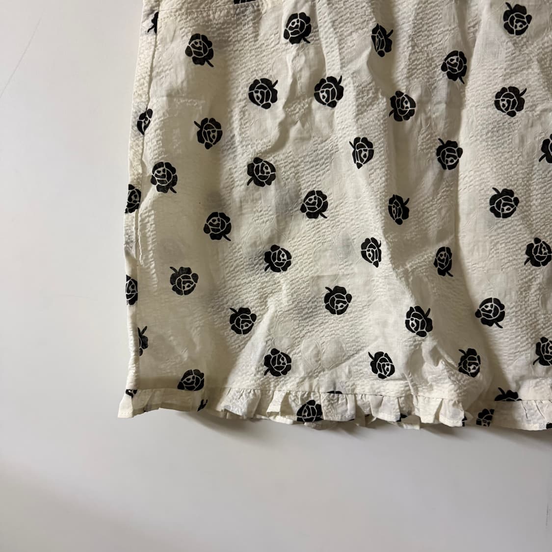 새상품 여자 엠보 로즈 끈나시 블라우스 상품이미지3