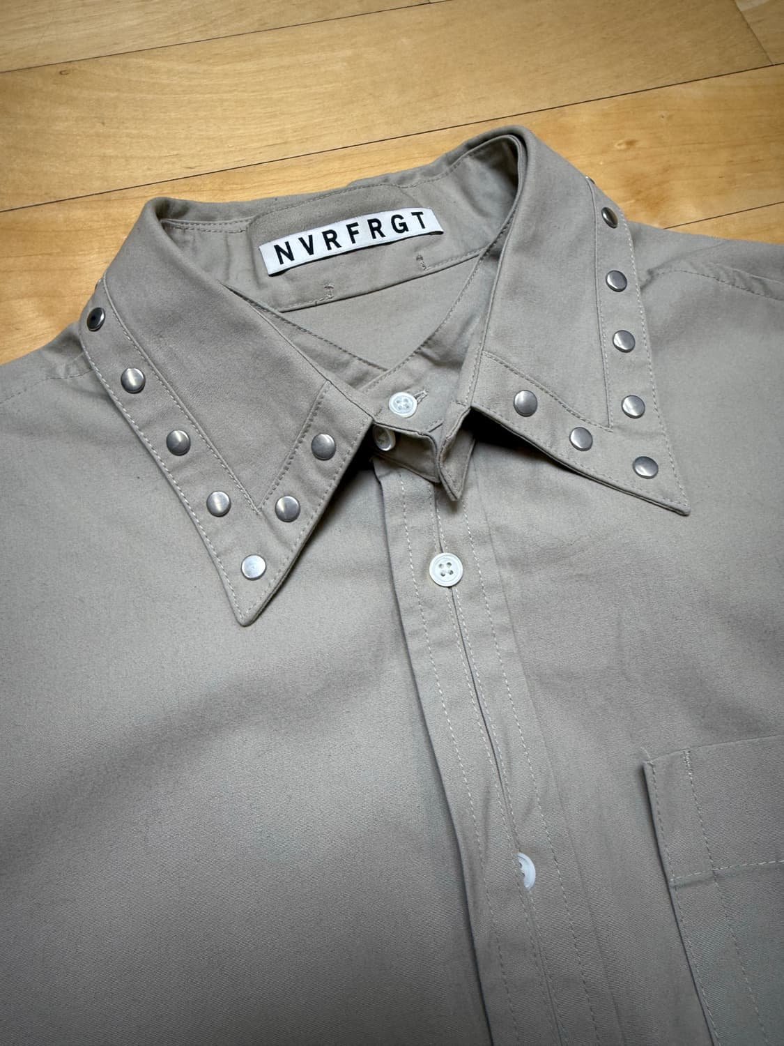 네버포겟 스터드 셔츠 베이지 2size 상품이미지2