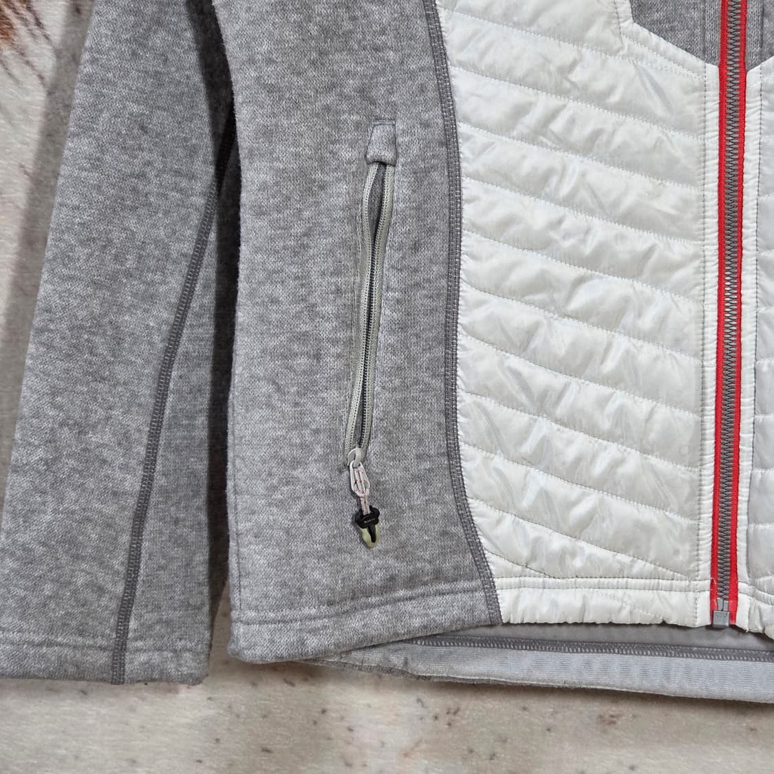 블랙야크 화이트 누빔 그레이 배색 후드집업 상품이미지3