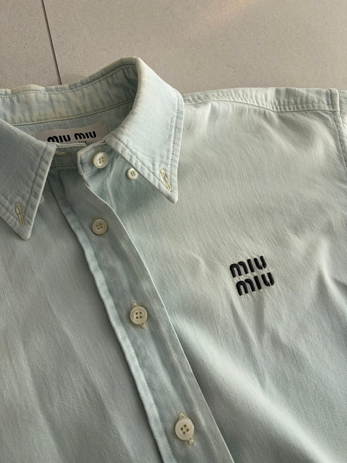 미우미우 크롭 샴브레이 셔츠 라이트 블루 38 상품이미지7