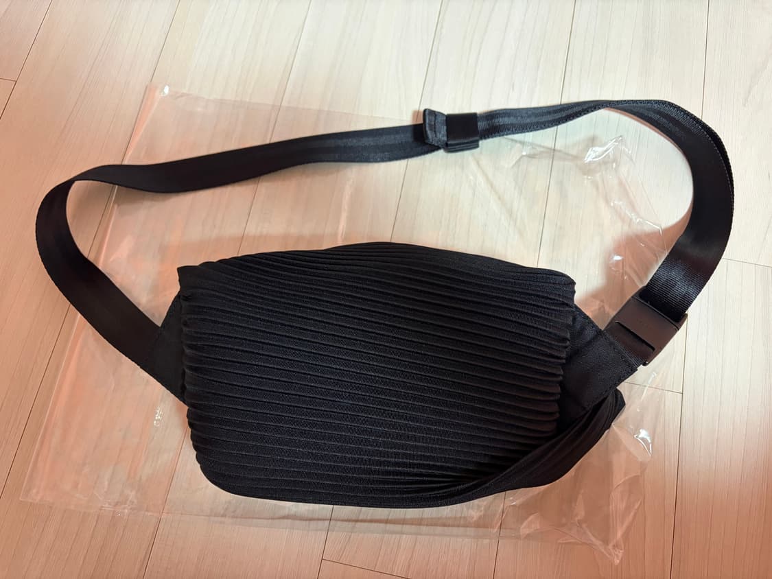 플리츠플리즈 Bias Pleats 웨이스트백 블랙판매합니다. 상품이미지3