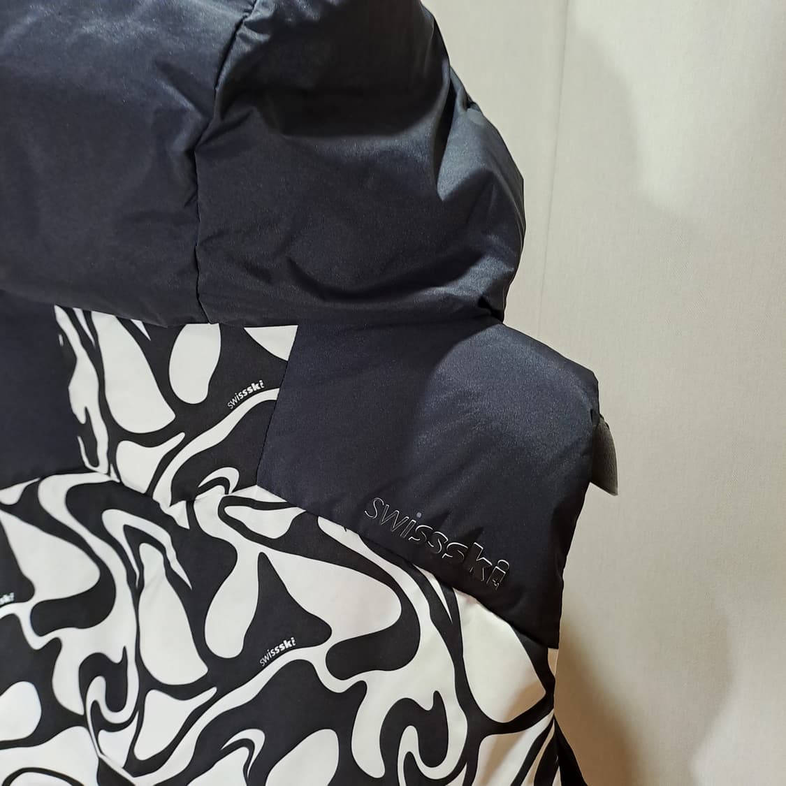 (택포) 데상트 23FW 스위스 스키팀 다운 베스트 패턴 100 B110 상품이미지7