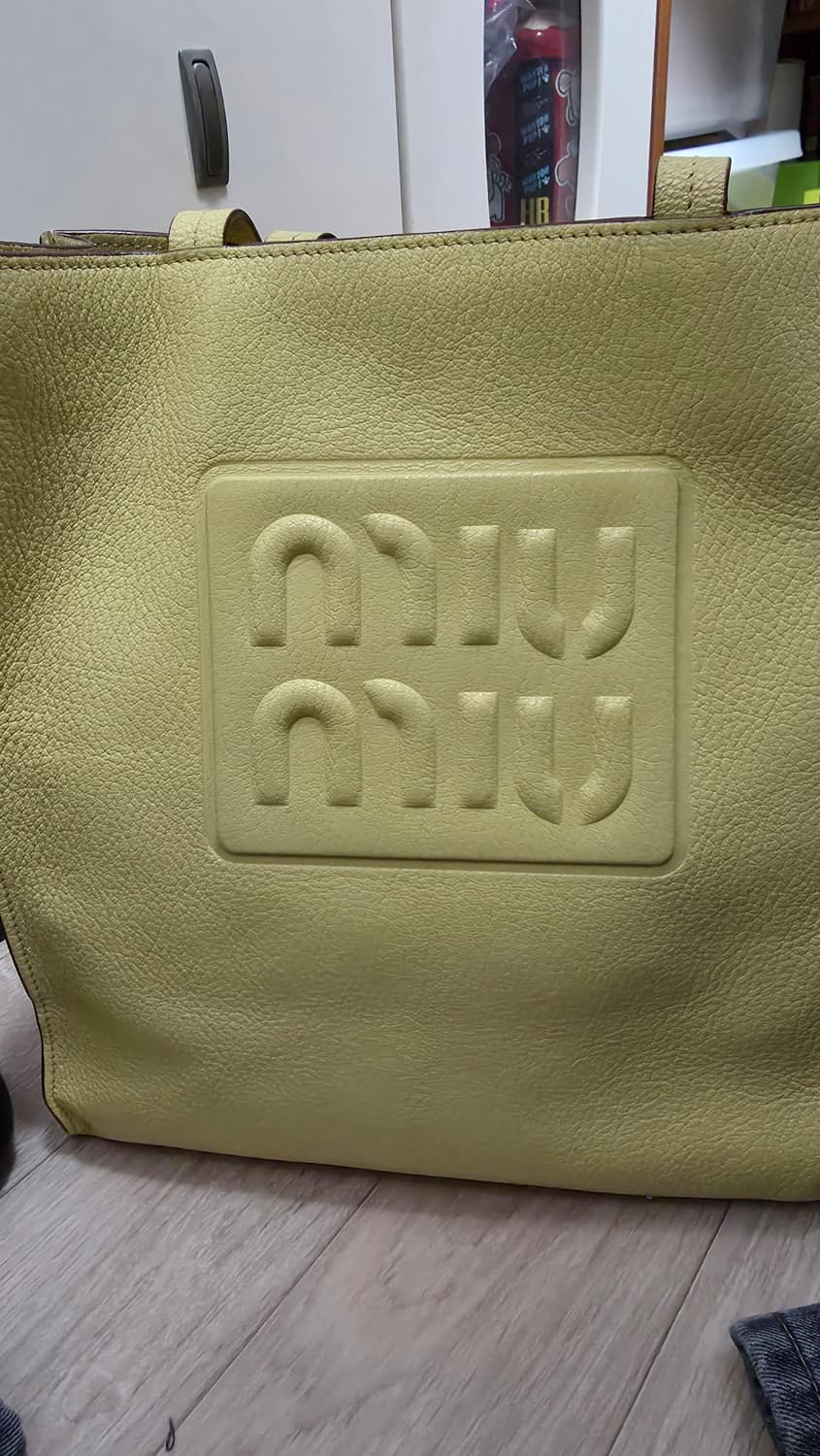 미우미우 마드라스 엠보싱 로고 레더 숄더백 상품이미지1