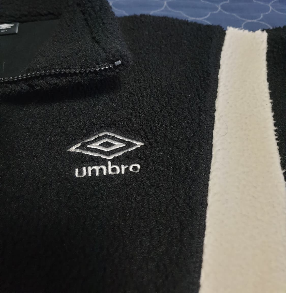 엄브로 오버사이즈 헤리티지 플리스 뽀글이 집업점퍼 검횐 (L) 상품이미지3