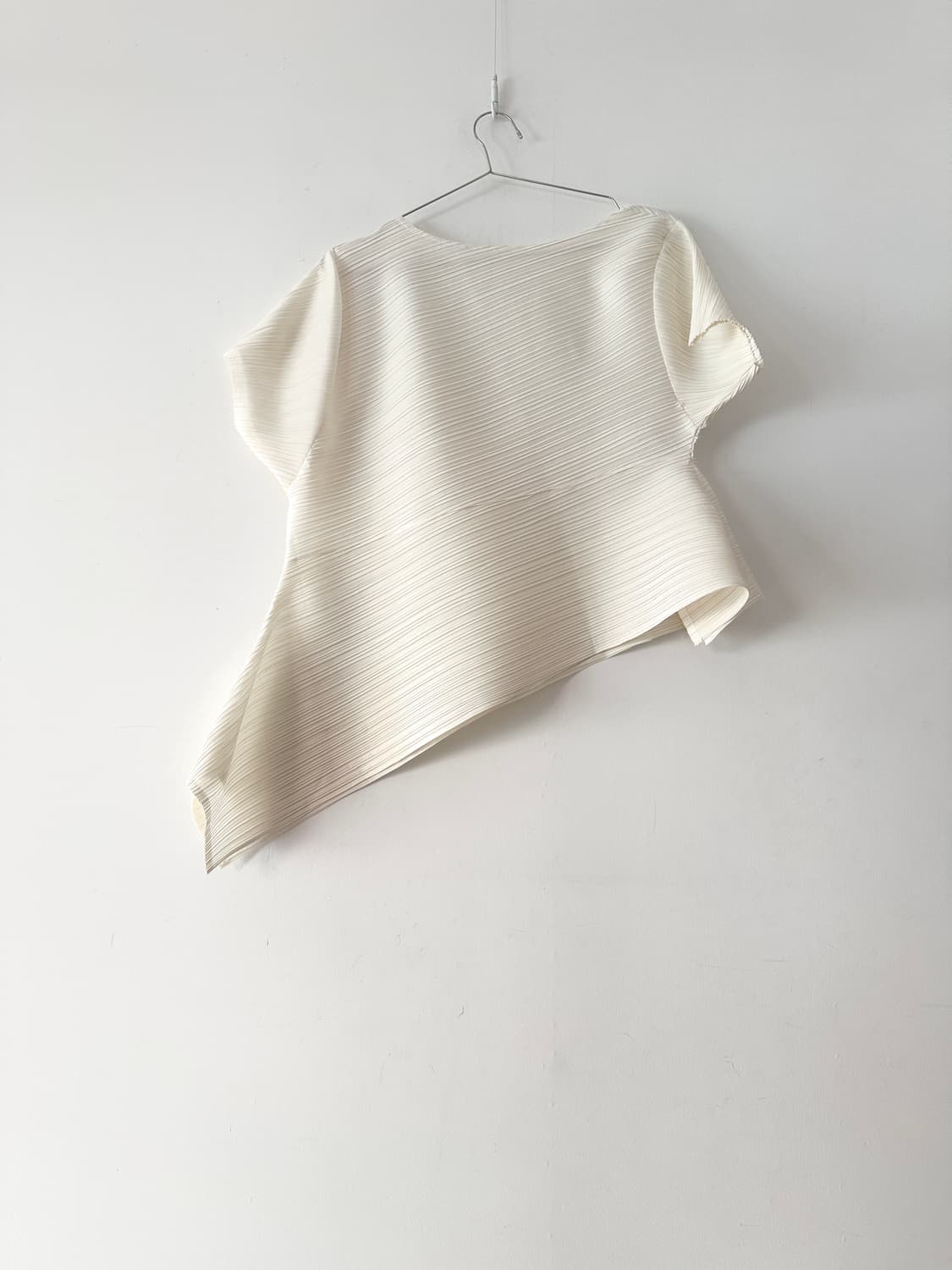 Contour fly pleats top / white 상품이미지3